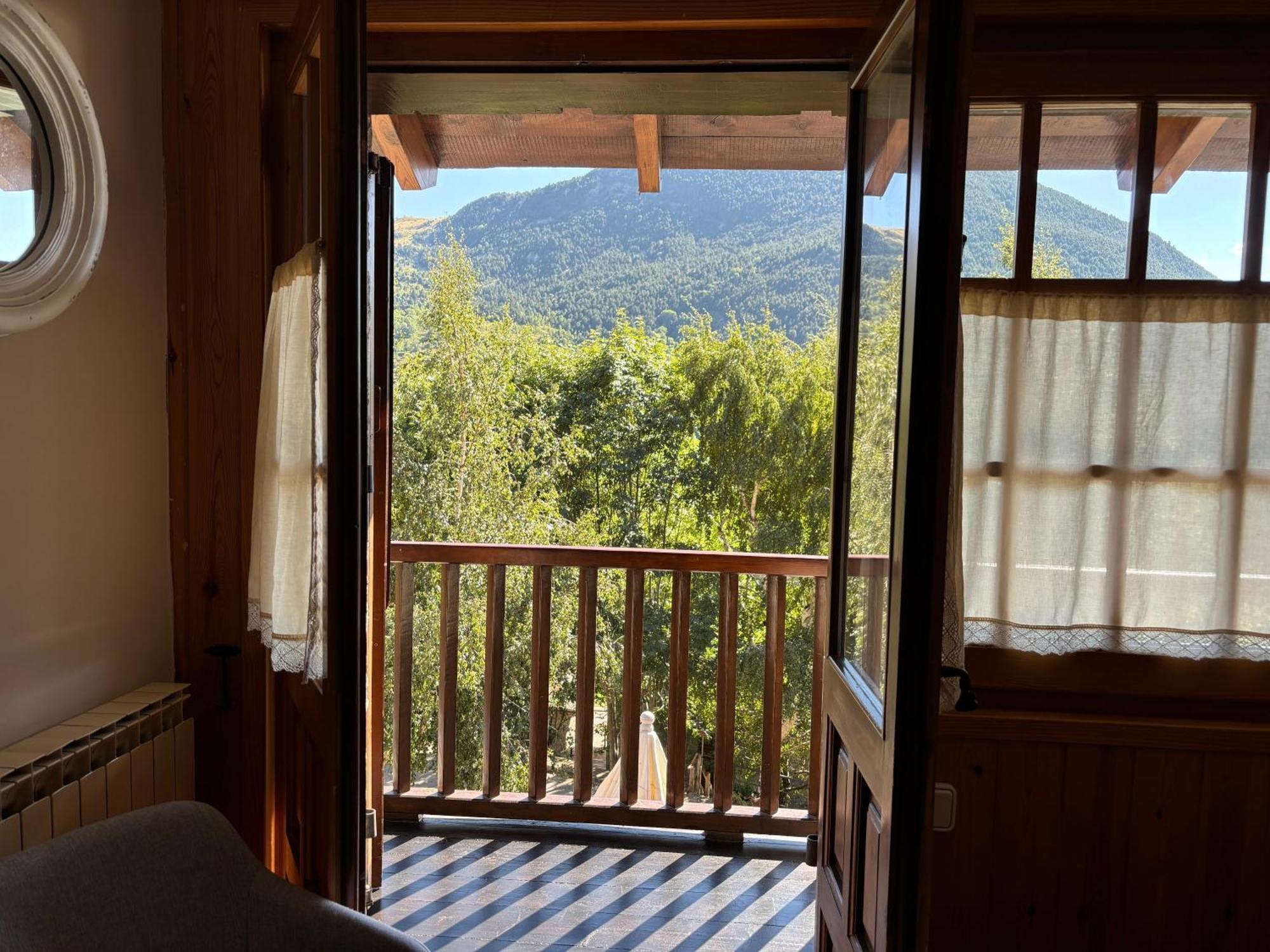 El Xalet De Tauell Hotel Rural Exterior photo